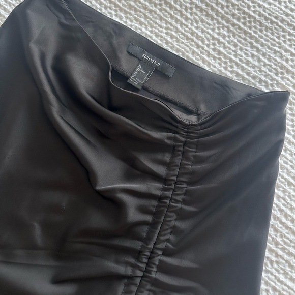 Black satin midi skirt with slit - Picture 3 of 4